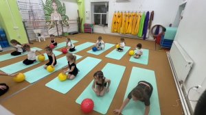 Упражнения с мячами для детей на занятиях детским фитнесом и хореографией.