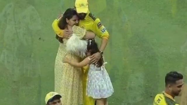 Watch Ziva Hugs Her Father MS Dhoni On Ground After Match In DC vs CSK IPL 2023 смотреть онлайн