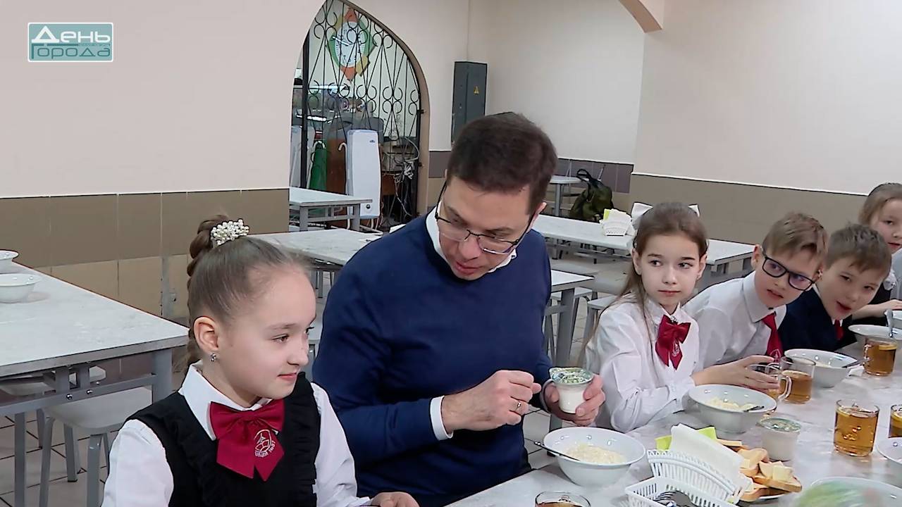 Юрий Шалабаев позавтракал с учениками лицея №87 смотреть онлайн