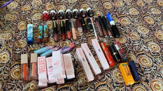 MAKEUP DECLUTTER 💄♻️🚮 Part 1: Only keeping what I love 💕 смотреть онлайн