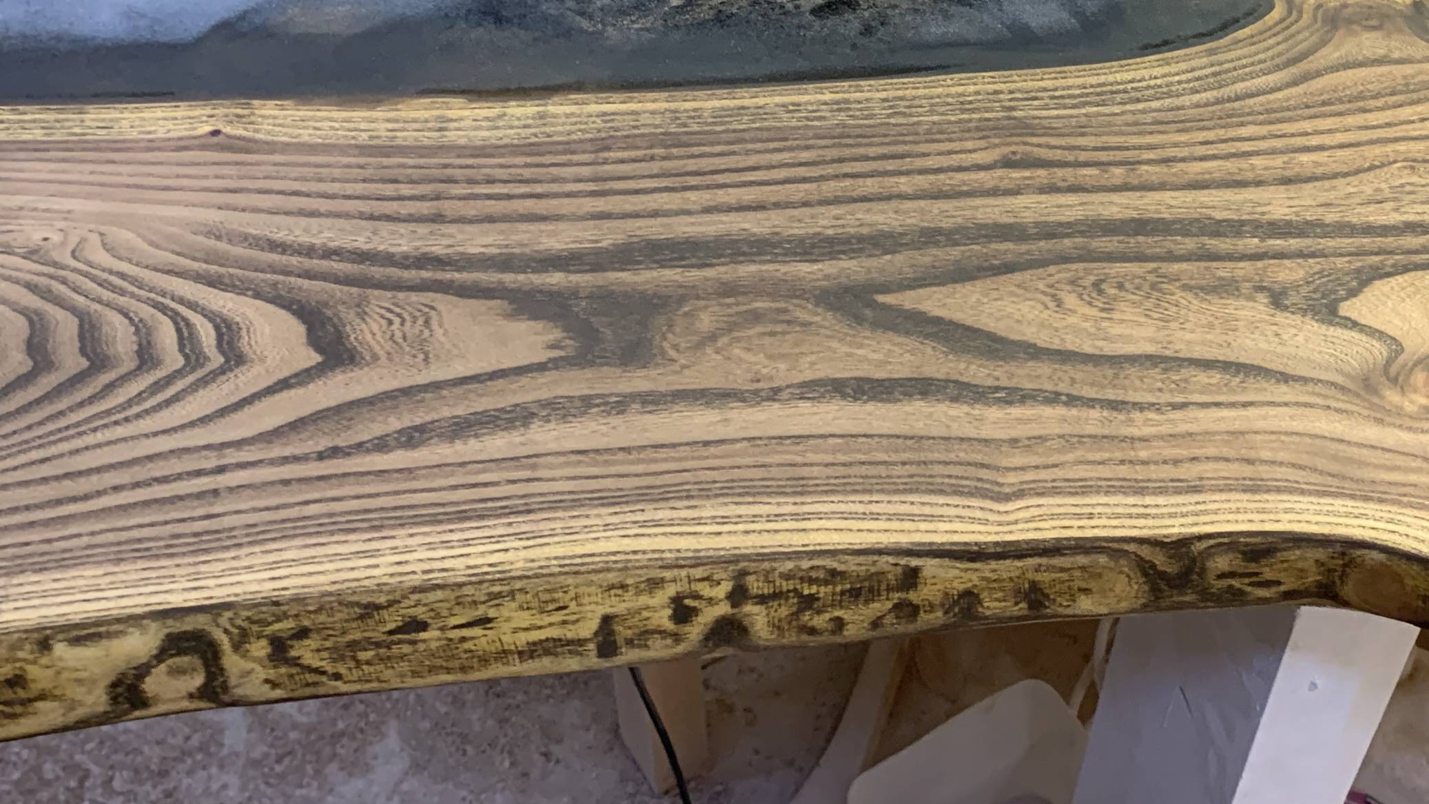 Стол река из эпоксидной смолы НАНОСИМ МАСЛО ВОСК НА КАРАГАЧ смотреть онлайн