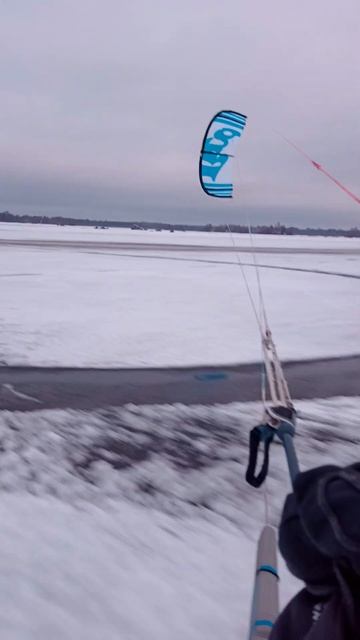 Snow kiting on swedish lake Hjälmaren смотреть онлайн