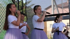 Песня Красками разными