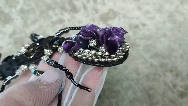 Брошь Королева муравьёв, с винтажными элементами и серьгами винтажными в комплекте.