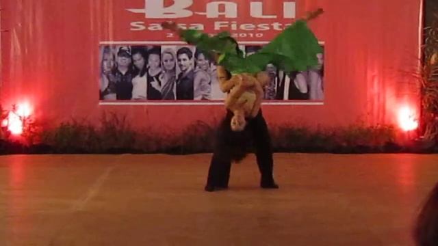 Rhythm Identity Bachata & Zouk by Jaxen & Cecilia at Bali Salsa Festival 2010 смотреть онлайн