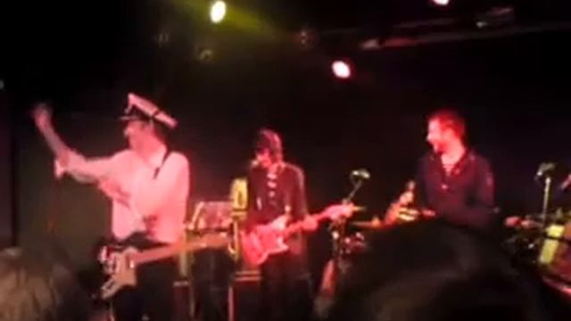 Mick Jones and Damon Albarn dancing смотреть онлайн