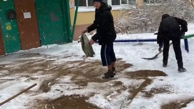 Уборка территории после ледяного дождя смотреть онлайн