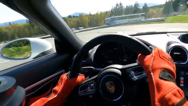 Porsche 718 Spyder tracking at VIMC смотреть онлайн