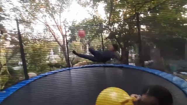 #Shorts Оганессик (10 лет) удар ножницами. Пока на батуте...скоро на футбольном поле смотреть онлайн