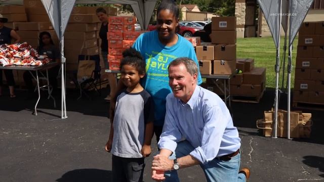 Midwest Food Bank hosts pop-up food distribution смотреть онлайн