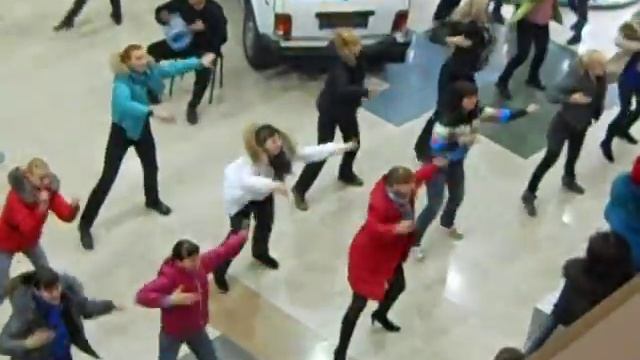 Мини флэшмоб в Бийске (ТЦ Ривьера) 03.12.2010 г. смотреть онлайн