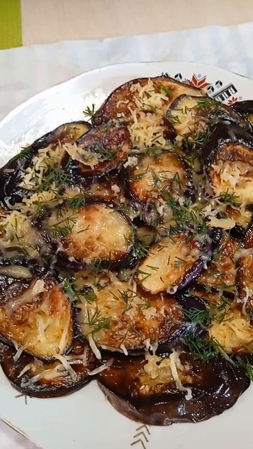 Жареные баклажаны с чесноком и тёртым сыром Ставьте лайк и подписывайтесь