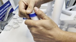 Установка двойного бутылочного разноуровневого сифона А-43592 с смещённым сливом и отводом на мойку.