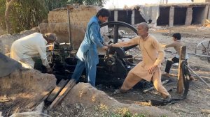 Умелые пакистанцы запускают ДИЗЕЛЬ 1938 года для хозяйственных нужд