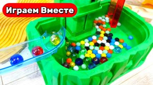 Строим вместе водные горки и запускаем шарики ! Видео для детей
