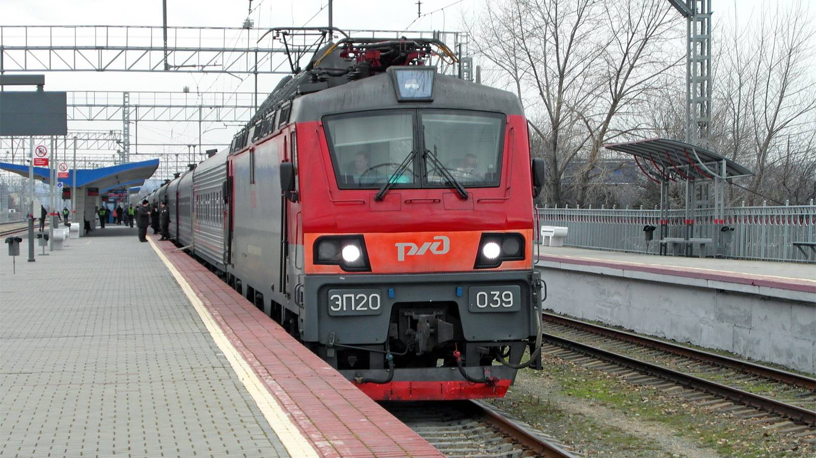 Электровоз ЭП20-039 с поездом № 11 Анапа - Москва смотреть онлайн