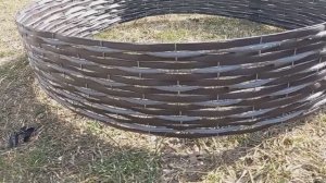 Бордюр из ротанга и металлической сетки