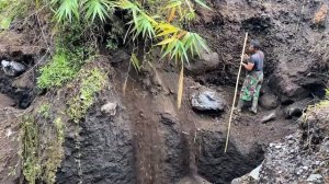 Строительство, шахтёры сбрасывают камни