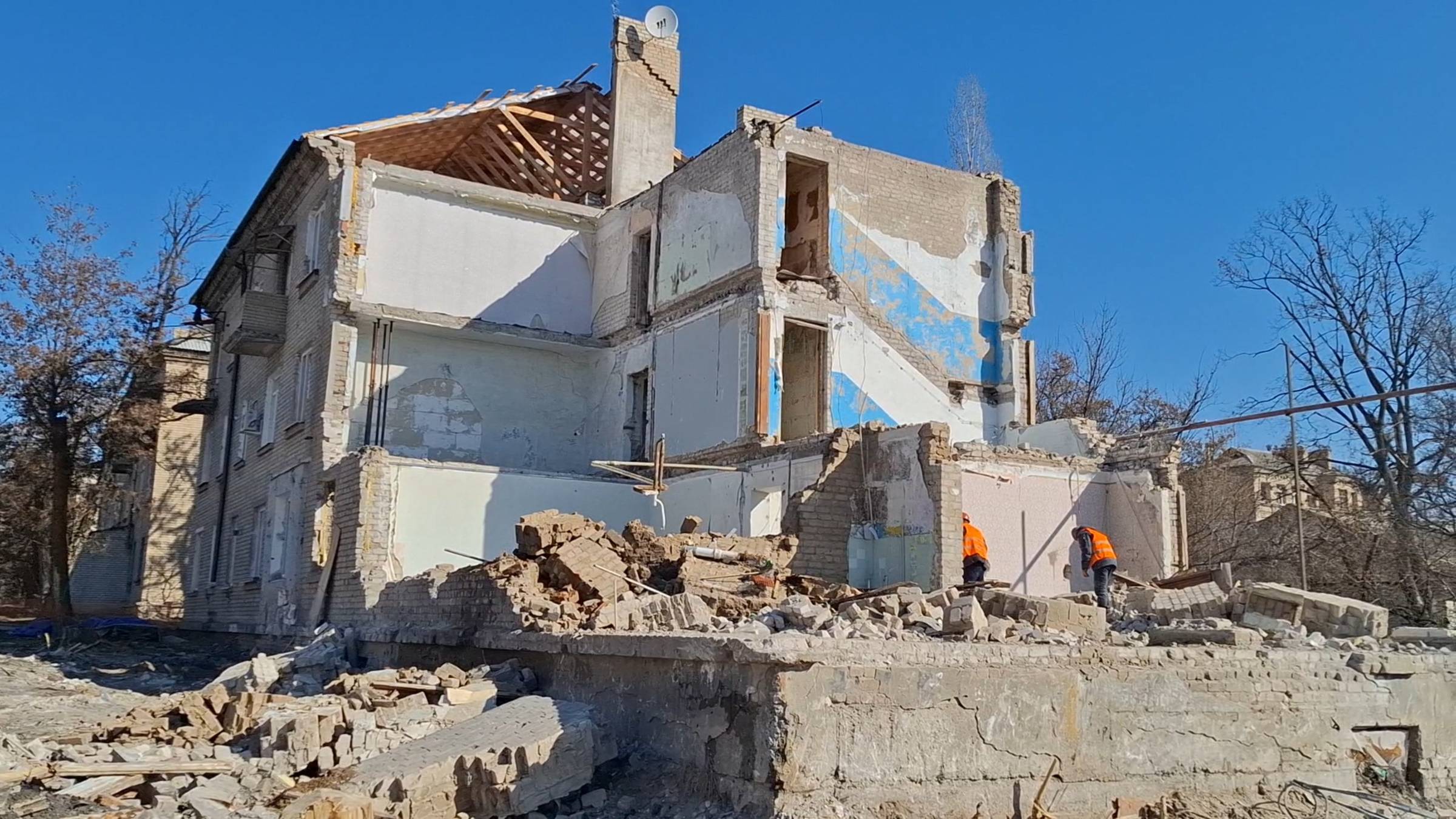 Как выполняют восстановительные работы в городе Рубежное? Рубежное в марте 2025 смотреть онлайн