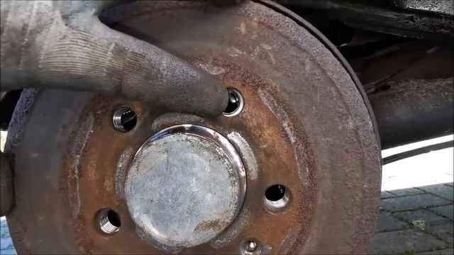 VW Fox - Bremstrommel ausbauen / einbauen (Replace brake drum) смотреть онлайн