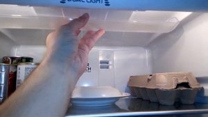 Как заменить лампу в холодильнике. Как снять плафон. Hotpoint Ariston