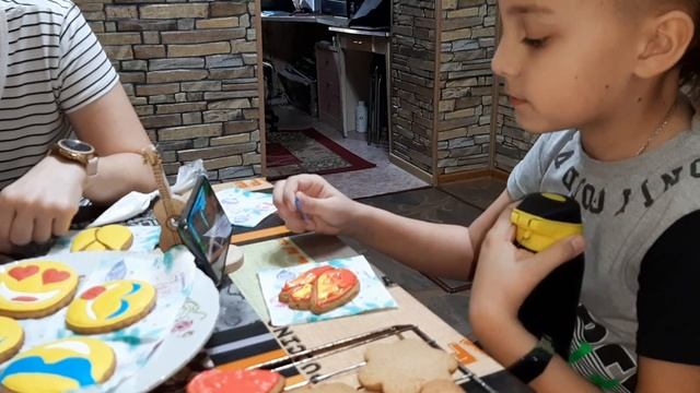 Глебка - самый главный пряничный дизайнер....😄😄😄