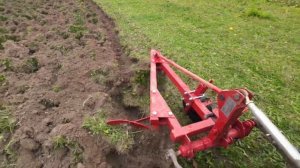 Вспашка целины минитрактором kubota gl19. Плуг 2х корпусный Wirax.
