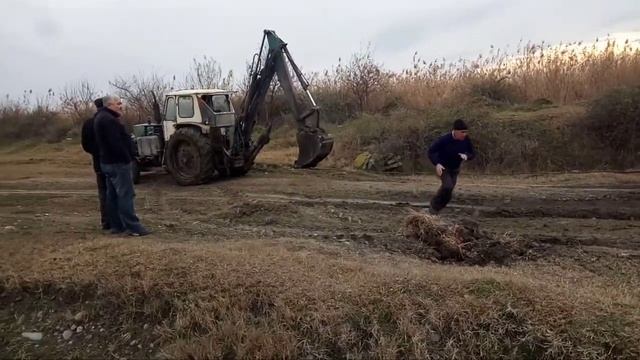 Трактор Беларус помогает Камазу смотреть онлайн