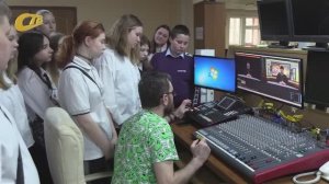 СТАРШЕКЛАССНИКИ ИЗ ШКОЛЫ №9 ПОСЕТИЛИ ОФИС ТРК «СТВ» С ЭКСКУРСИЕЙ И ПОЗДРАВИЛИ ЖЕНЩИН С 8 МАРТА