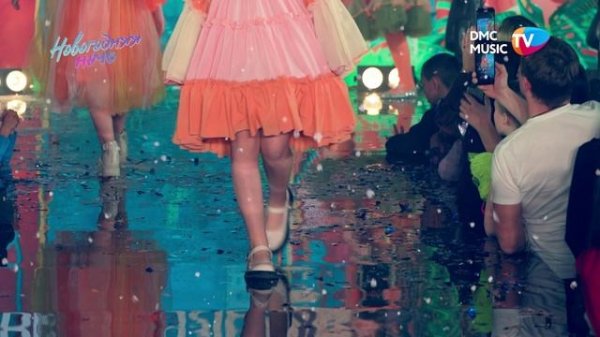 Коллаборация A Glossier и талантливой Liza Sio с яркой коллекцией "Апельсин"