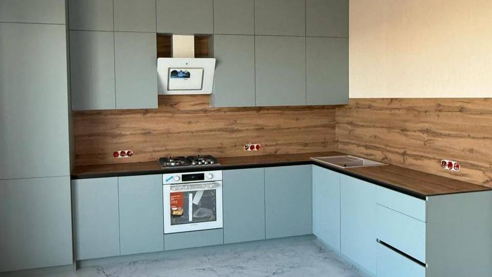 Угловая кухня в загородном доме в деревне Кобыляево в Ярославской области.