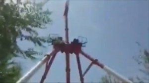 Развалилась конструкция аттракциона «Маятник»