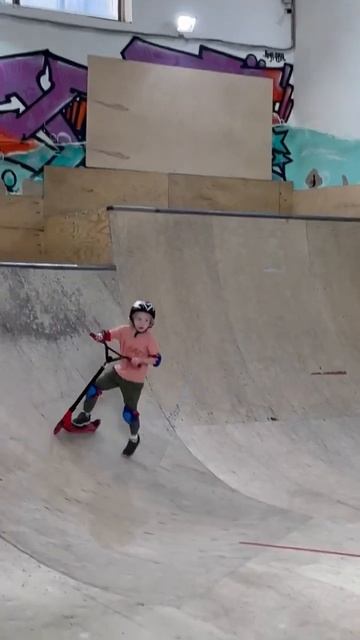 Крытый скейт парк в Москве 🚸BunnyHop👉 #крытыйскейтпарк🛴 #трюковойсамокат🤸♂️ #трюкинасамокате смотреть онлайн
