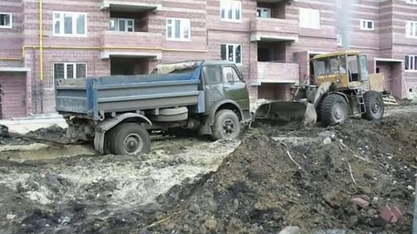 MAZ-5549 vs TO-18 loader