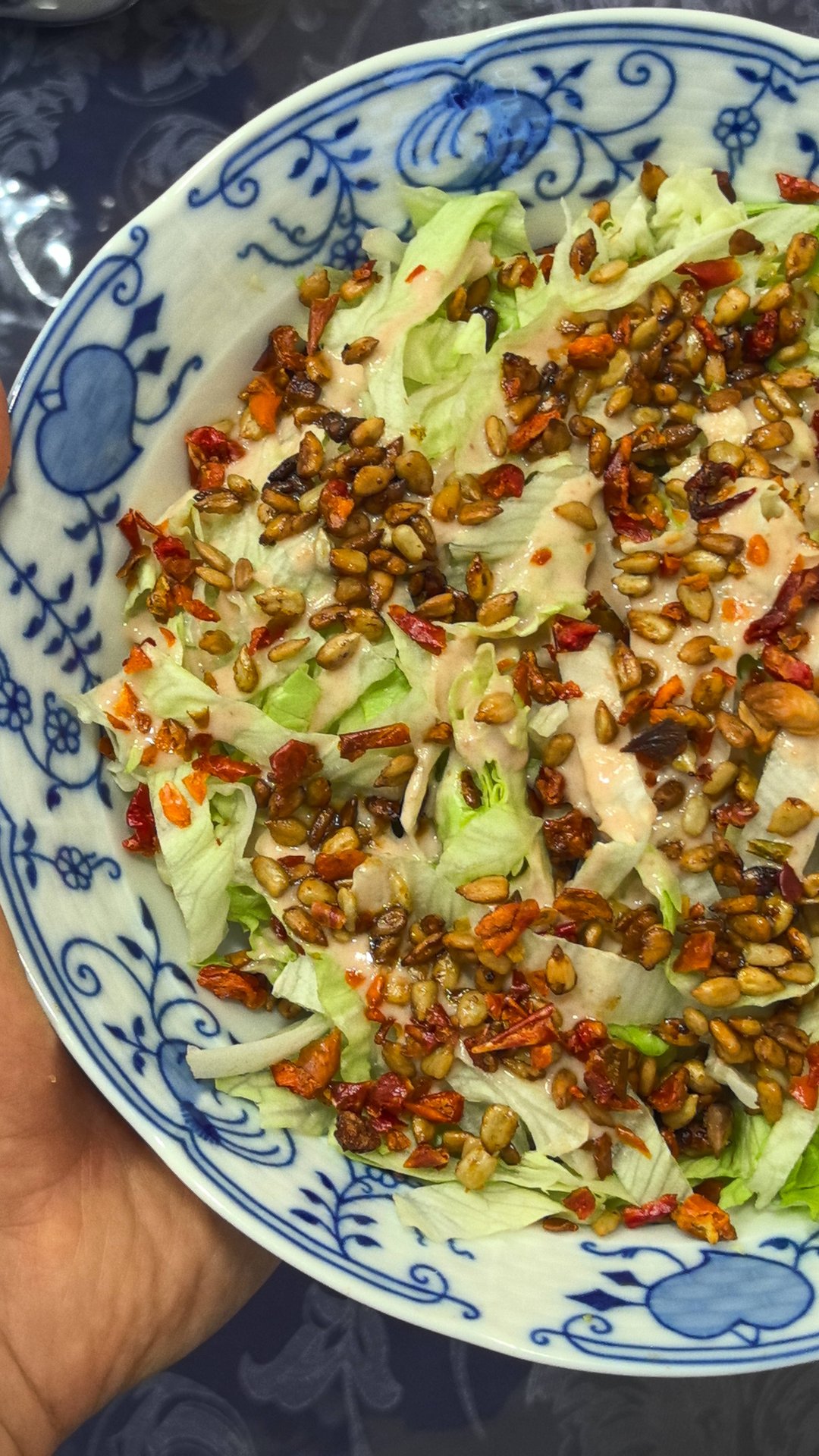 Салат из листьев айсберга с заправкой из арахисового урбеча