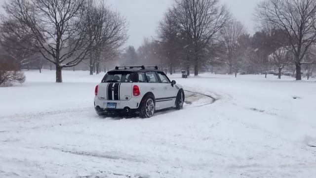 MINI Countryman S ALL4 Snow Drifting смотреть онлайн