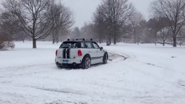 MINI Countryman S ALL4 Snow Drifting