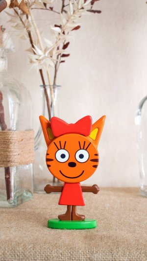 Игрушка Три кота Карамелька фигурка деревянная