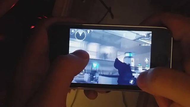 Modern Combat 4 on iPhone 3GS смотреть онлайн