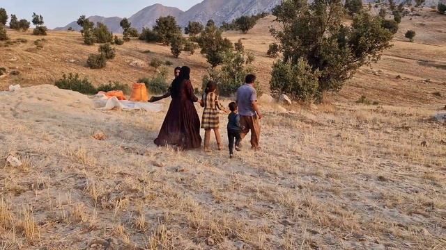 The young man's help to Lala and her children and save them from Rahman смотреть онлайн