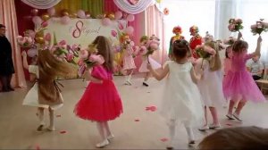 Танец со цветами для мамы средняя группа