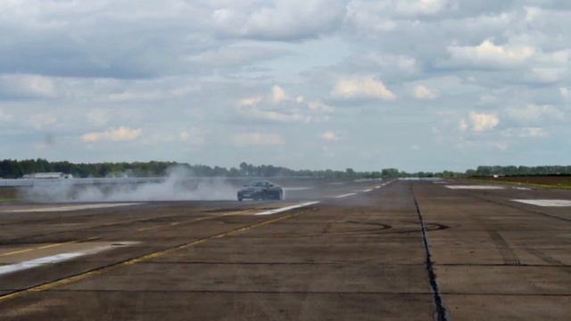 Aston Martin DB9 Exhaust Sound & Burnout смотреть онлайн