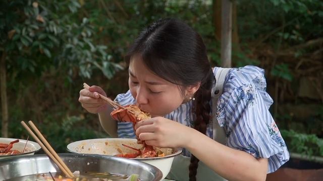 小雨自製豪華龍蝦螺螄粉，加臭加辣，吃得金老師大呼過癮【市民朱小雨】