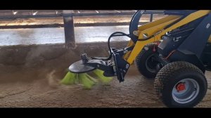 Подвигатель кормов на универсальном электропогрузчике Микроб ПЛЮС