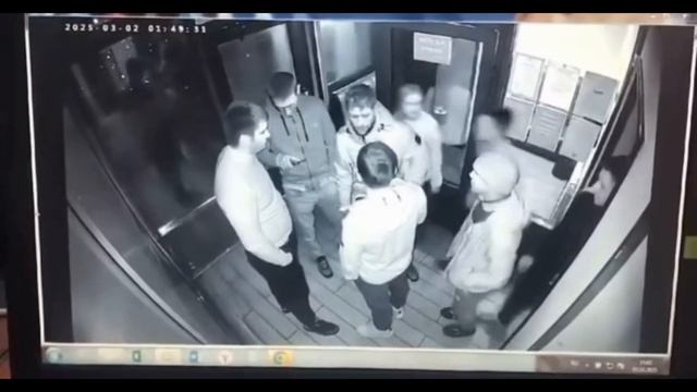 Охранник одним ударом вырубил вооружённого неадеквата в усть-кутском кафе. 10 марта 2025 г. смотреть онлайн