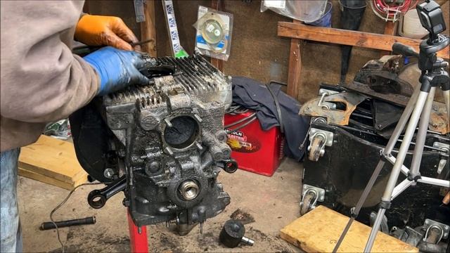 VW Beetle - Seized Engine Opened Up - And Checking The Engine Block Out смотреть онлайн