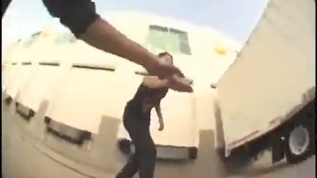Парняга неплохо катается на скейте смотреть онлайн