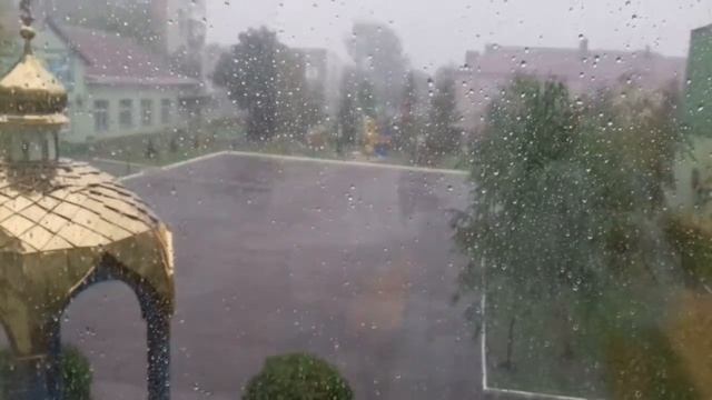 Мукачеве. Звичайний літній дощ...