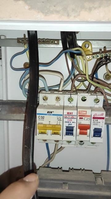 АССОРТИ АВТОМАТОВ В ЭЛЕКТРОЩИТОВОЙ квартиры от #aidarikrylit #ремонт #дом #ремонтквартир #220 смотреть онлайн