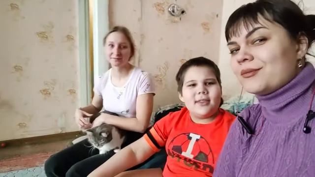 Маша и Костя и мама и кошка
